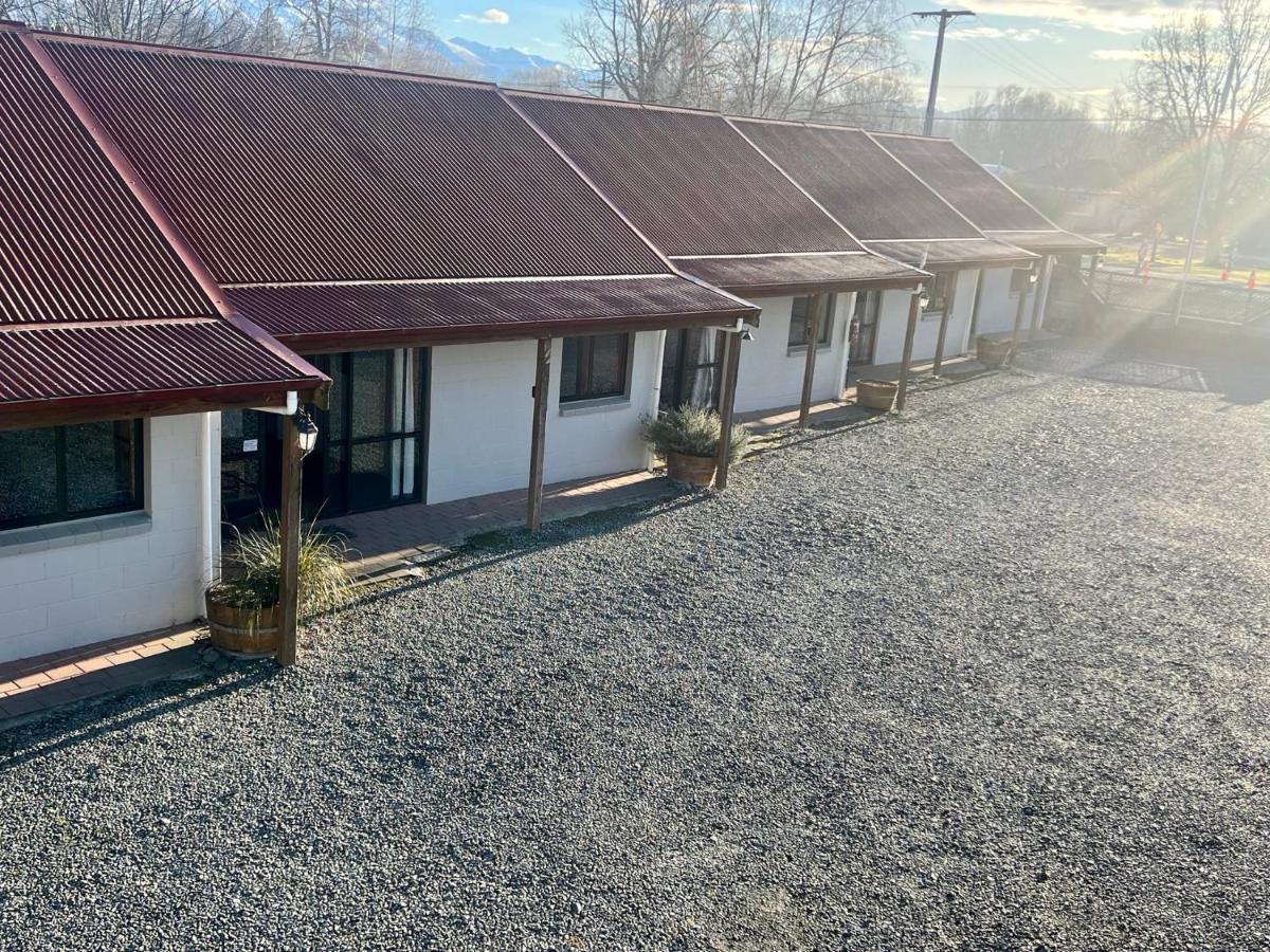 Pinewood Motel 4*